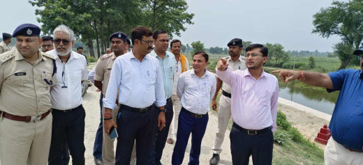 बाढ़ के संदेश के बीच जिलाधिकारी ने किया नदी तटबंधों का निरीक्षण